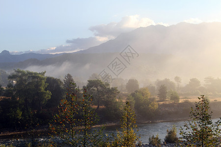 土耳其Koprululu峡谷的晨雾与河水图片