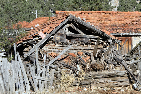 土耳其Turkish村的旧烧木屋图片
