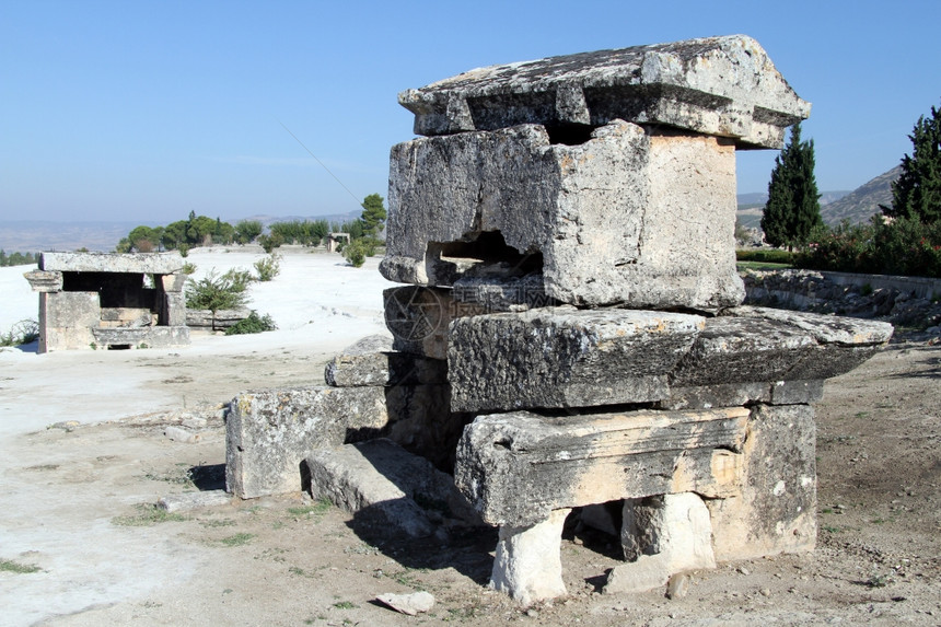 土耳其帕穆卡勒的白裂痕和石棺废墟图片