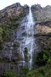 尼泊尔山岩和瀑布图片