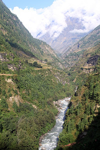 尼泊尔马纳斯卢附近的布吉甘达基纳迪河背景图片