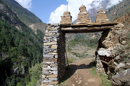 尼泊尔村庄入口处的石门图片