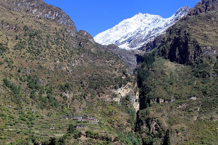 尼泊尔小村庄和大山图片