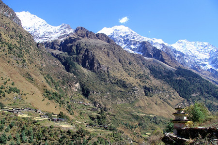 尼泊尔Dagoba和山区村庄图片