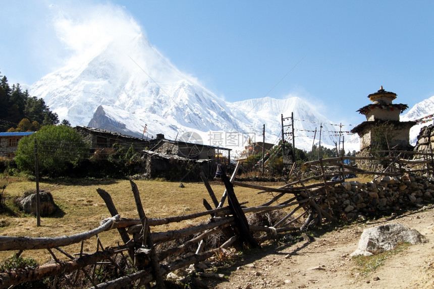 尼泊尔Manaslu和村庄上的雪图片