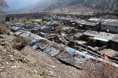 尼泊尔Samagoon村的石屋图片