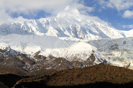尼泊尔Manaslu云和山峰图片