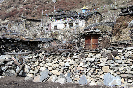 尼泊尔Samdo的佛教寺庙和房屋图片