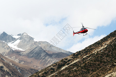 尼泊尔直升机和山背景图片