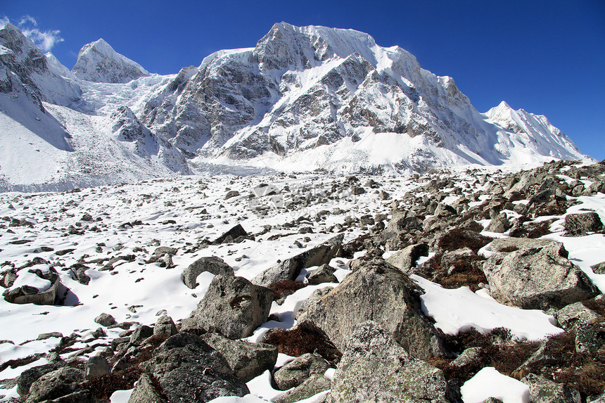 尼泊尔Manaslu山的雪峰图片