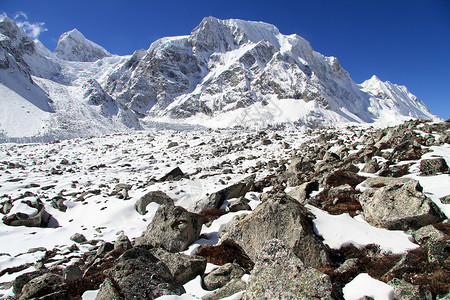 尼泊尔Manaslu山的雪峰图片