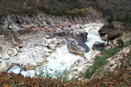 尼泊尔的山河和岩石图片