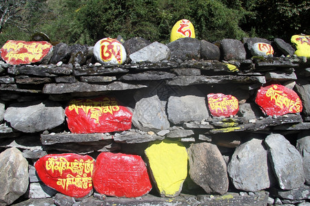 尼泊尔佛教村的圣石图片