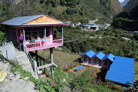 尼泊尔公路附近山村的建筑物图片