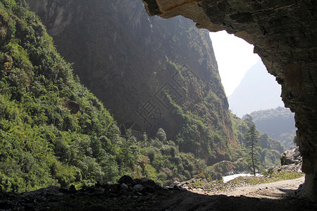 尼帕的Annapurna小道上的洞穴和土路图片