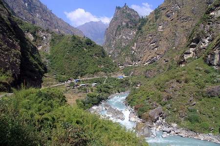 尼泊尔Annapurna小道上一条Md山河的泥土路背景图片