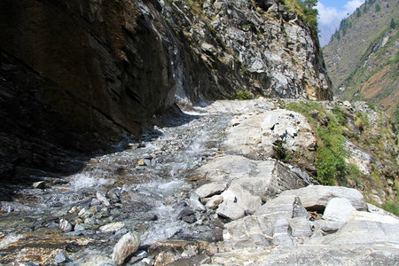 尼泊尔Annapurna小道土路上的河流图片