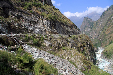 尼泊尔Annapurna小道上的山河和岩石路图片