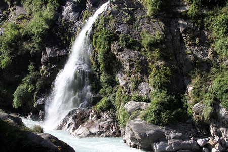 Nepal的瀑布和山河图片