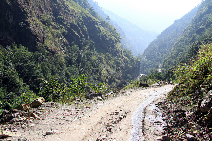 Nepal山上靠近河流的泥土路图片