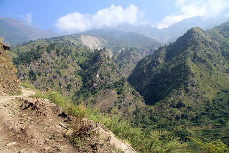 尼泊尔山坡上的泥土路图片