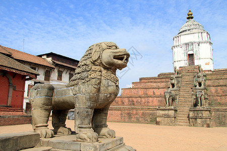 尼泊尔Bhaktapur的沙石狮和寺庙图片