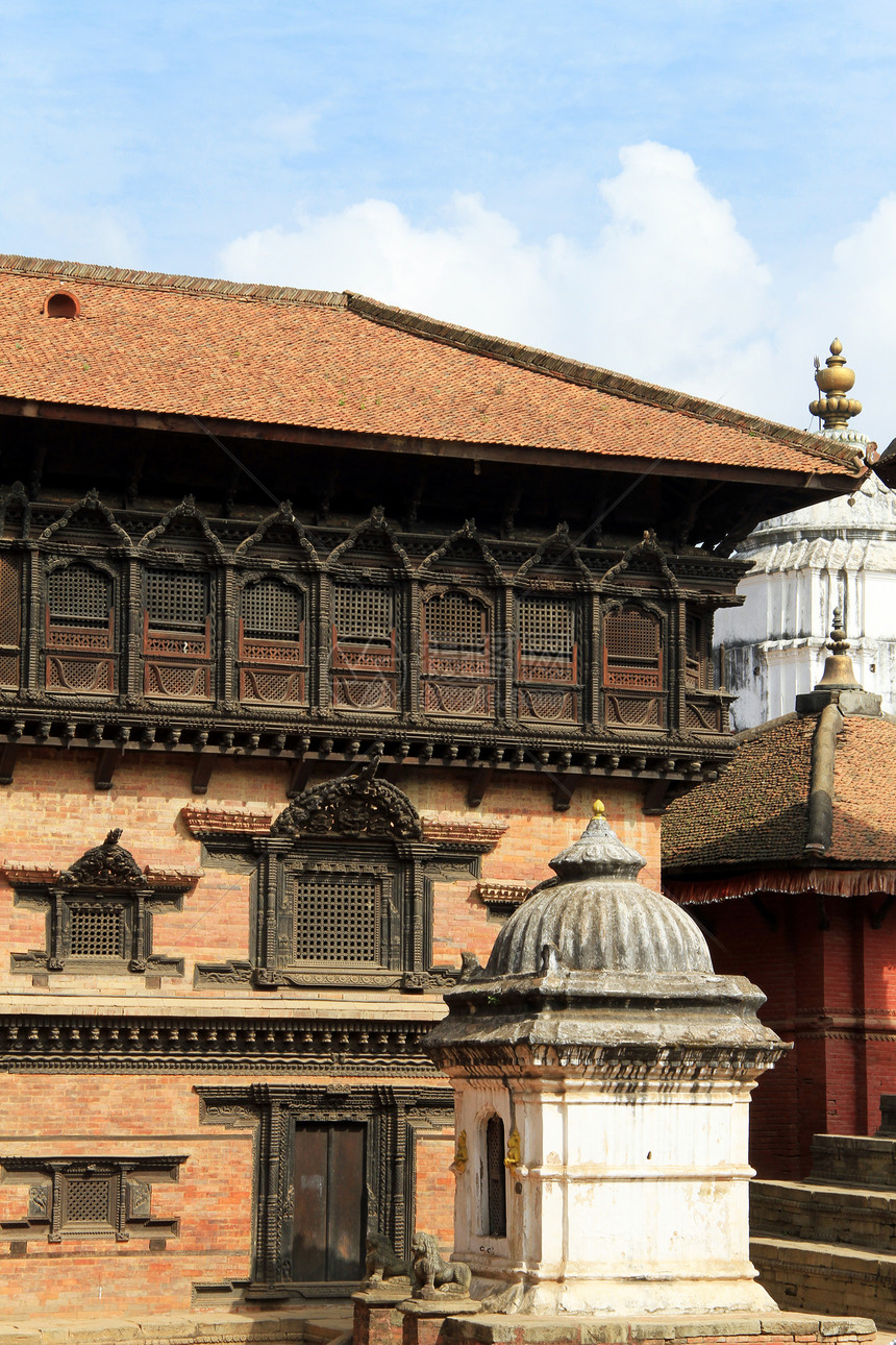 尼泊尔BhaktapurDurbar广场上的宫殿和寺庙墙图片