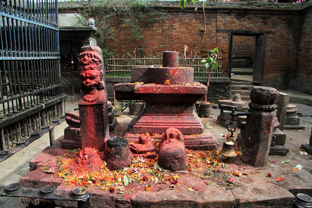 尼泊尔Bhaktapur寺院内子里的印度教圣迹图片