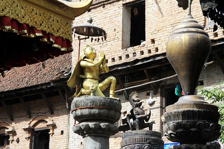 尼泊尔BhaktapurHindu寺庙附近的雕像图片