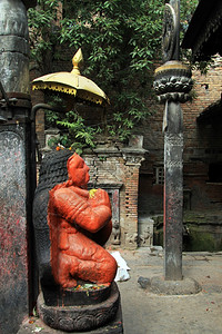 尼泊尔Bhaktapur的Hindu庙附近的红神像雨伞高清图片素材