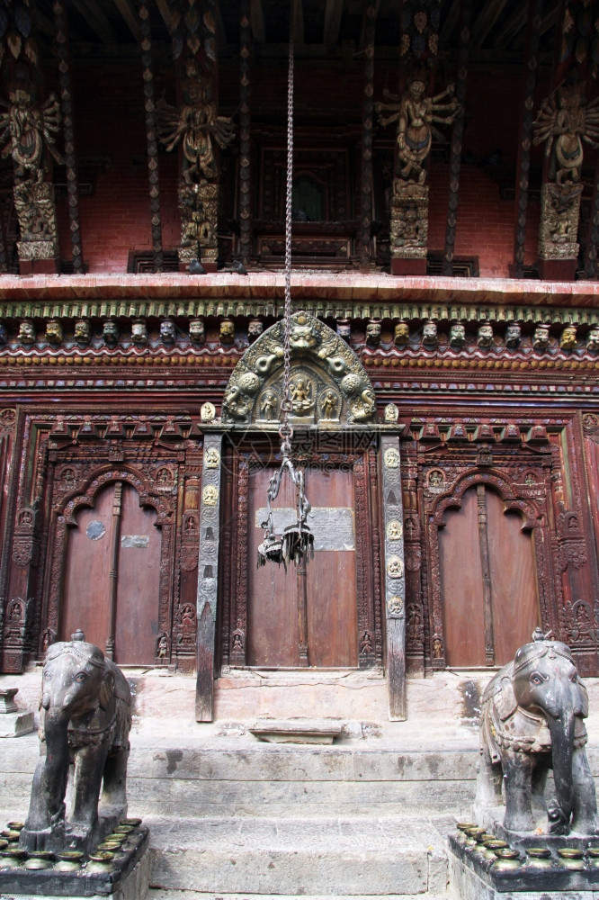 尼泊尔巴克塔普尔Bhaktapur昌古纳拉扬神庙门口的大象雕像图片