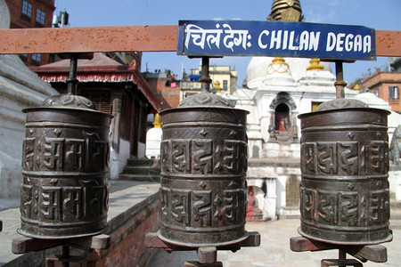 尼泊尔Patan的铜鼓和白石图片