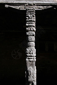 尼泊尔Patan的Hindu神庙木柱图片