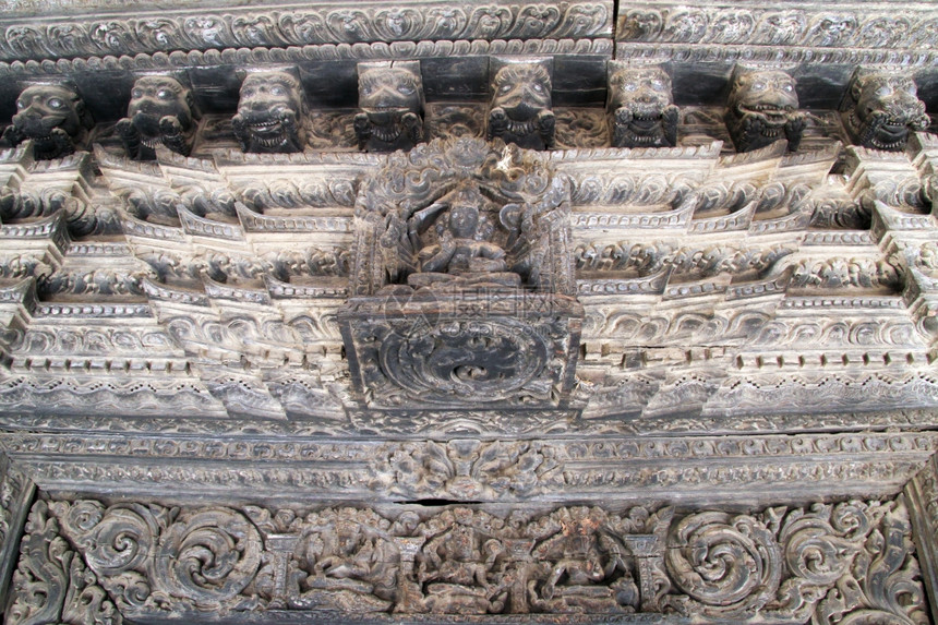 尼泊尔Patan的Wooden雕塑和寺庙墙图片