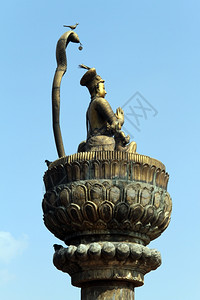 尼泊尔PatanDurbar广场纵列顶端的Narayan神像图片