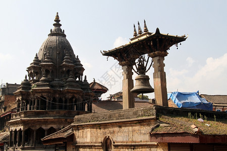 尼泊尔PatanDurbar广场印度寺庙和铜铃图片