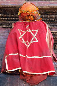 尼泊尔巴坦杜巴尔广场红色封面的印度教偶像图片