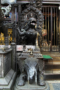 尼泊尔Patan的佛教寺庙中青铜雕塑图片