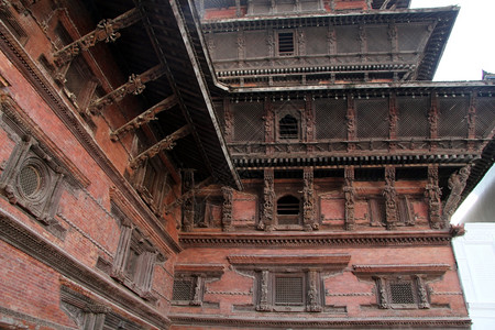 尼泊尔加德满都国王宫的木制窗户图片