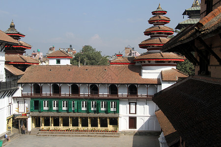 尼泊尔Khatmandu绿色百叶窗和白宫殿图片
