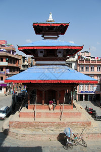 尼泊尔哈特曼杜杜杜巴尔广场上印度教寺庙的蓝色屋顶高清图片