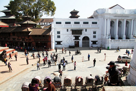 尼泊尔哈特曼杜杜巴尔广场上的人们高清图片