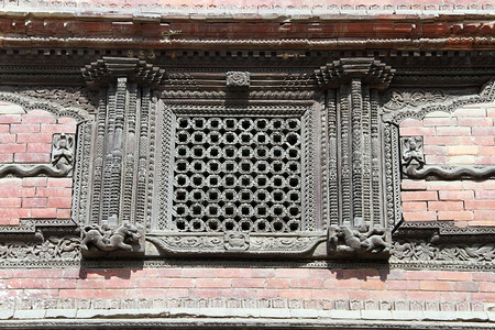 尼泊尔Khatmandu国王宫的Wooden窗户和砖墙图片