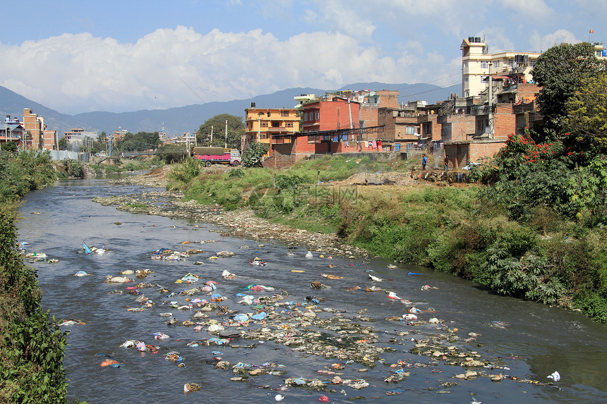 尼泊尔河附近Khatmandu的贫困和垃圾图片