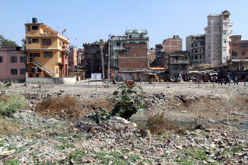尼泊尔Khatmandu的垃圾和房屋图片