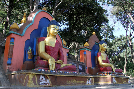 尼泊尔哈特曼杜斯韦安布努特台阶附近的两尊佛像雕像高清图片素材