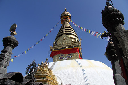 尼泊尔加德满都的石柱和石塔图片