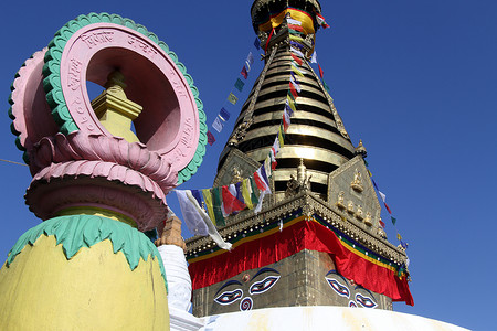 尼泊尔克什曼杜的斯韦安布努特圆形和佛塔图片