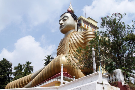斯里兰卡迪克韦拉附近的WewurukannalaVihara佛陀图片