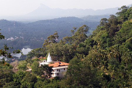 斯里兰卡库鲁奈加拉森林中的小佛教修道院图片
